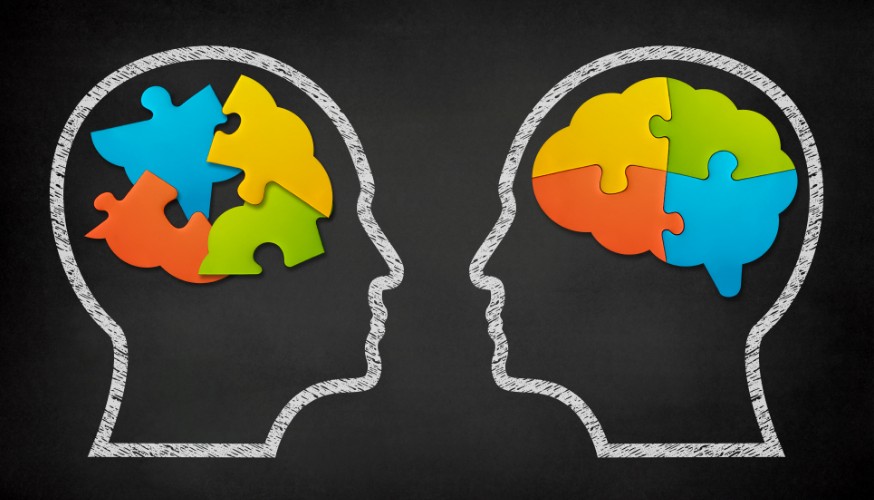 Zwei gezeichnete Köpfe, von denen einer ein intaktes Gehirn in Form eines unversehrten Puzzlestücks zeigt, während das andere ein nicht intaktes Gehirn in Form eines zerbrochenen Puzzles darstellt.