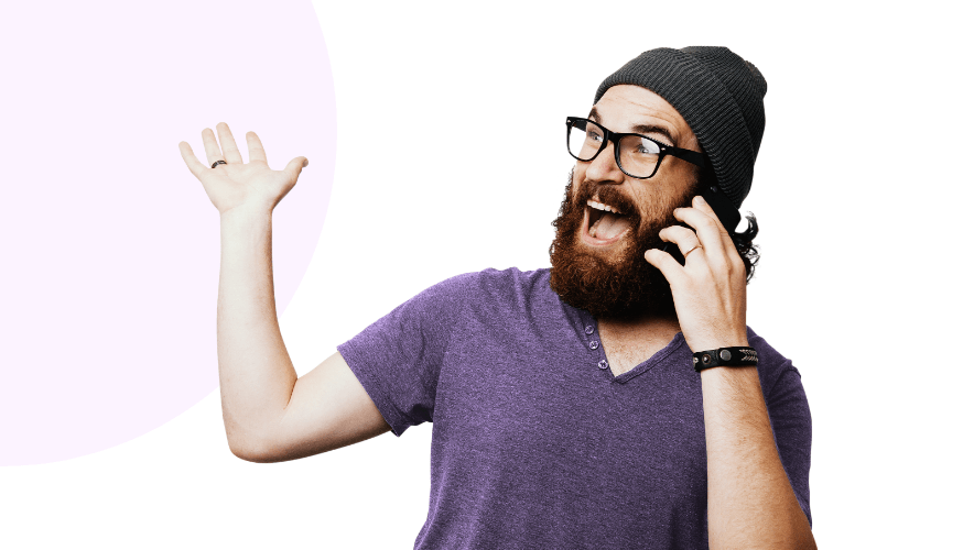 Mann mit Bart und Brille im Gespräch am Smartphone, lächelnd und gestikulierend, isoliert auf weißem Hintergrund.