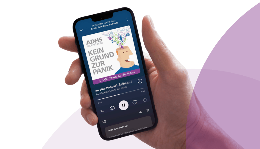Smartphone spielt den Podcast zu ADHS von Medice ab