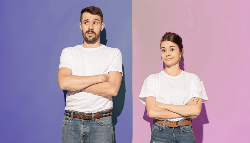 Ein Mann und eine Frau mit verschränkten Armen, jeweils vor einem blauen und pinken Hintergrund, symbolisieren unterschiedliche Meinungen oder Geschlechterperspektiven.