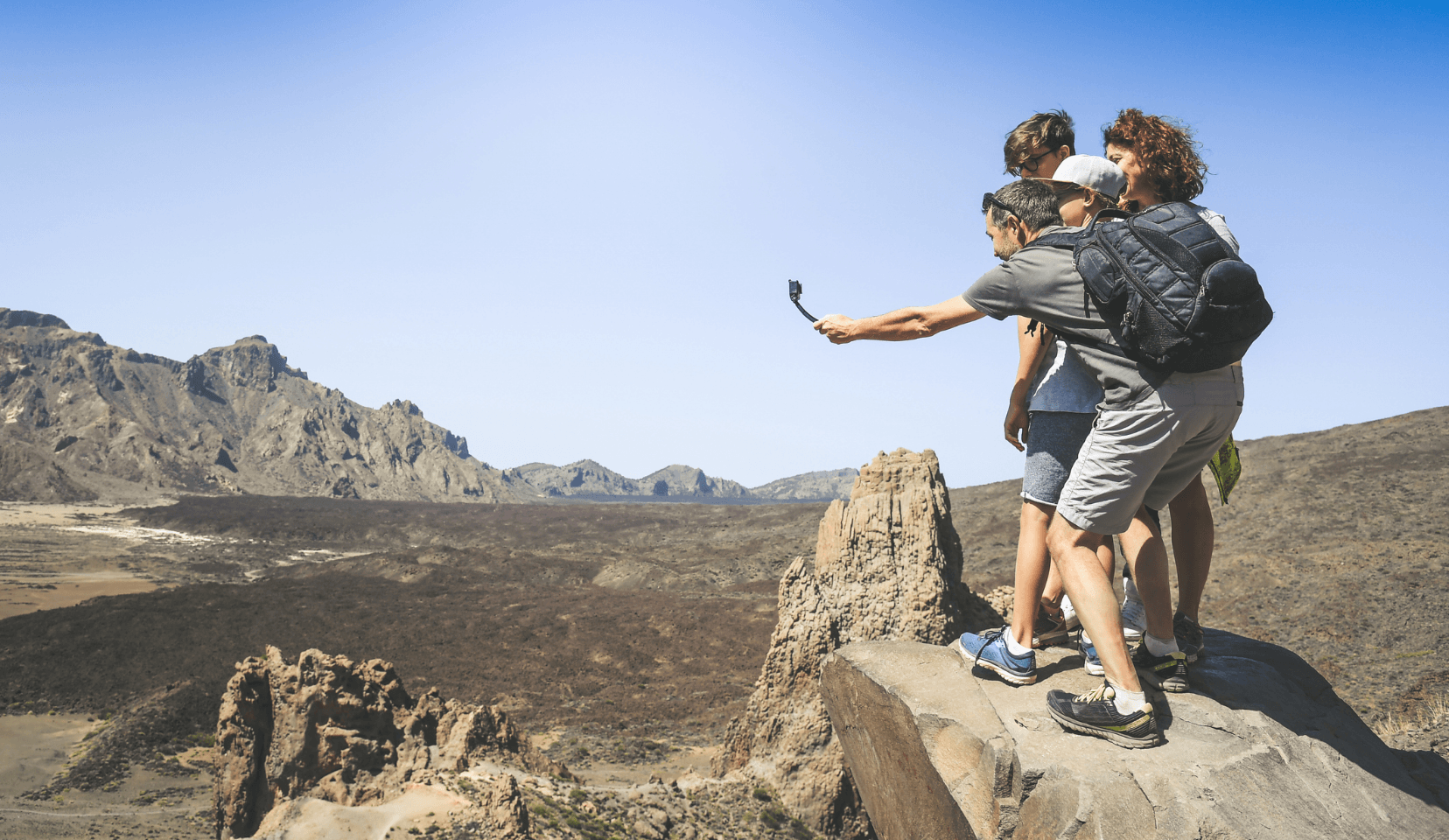 Eine Familie macht ein Selfie auf einem Felsen im Grand Canyon