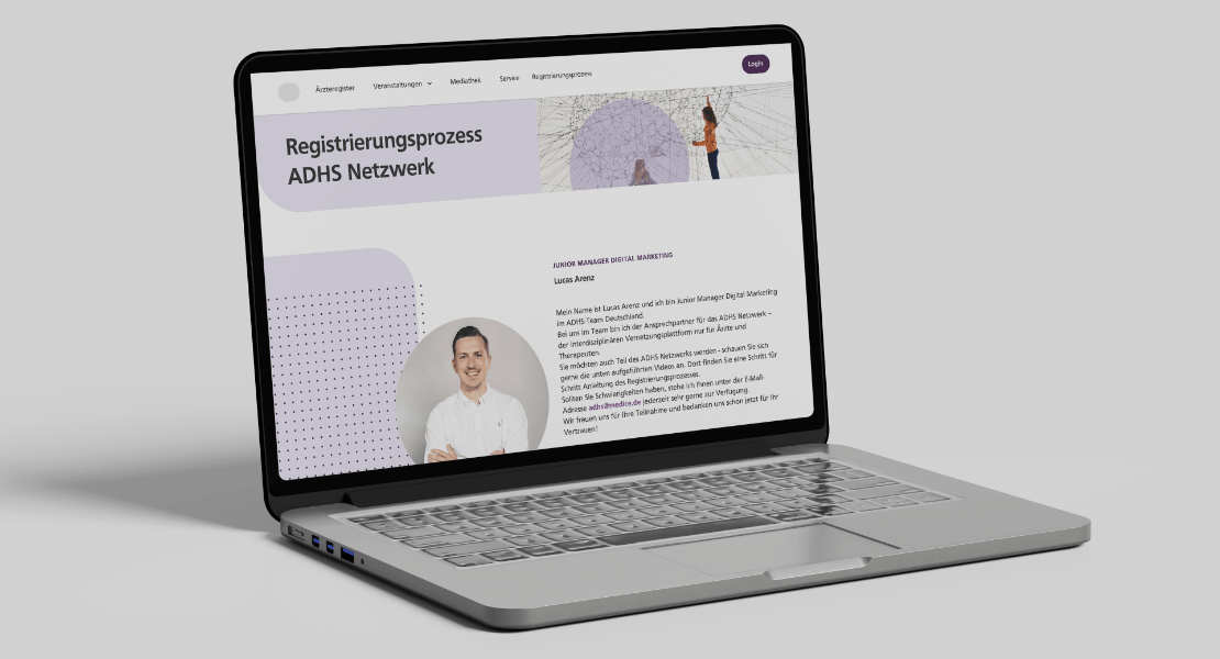 Ein Laptop, auf dem eine Website mit der Überschrift „Registrierungsprozess ADHS Netzwerk“ und dem Bild eines Mannes in einem weißen Hemd angezeigt wird.