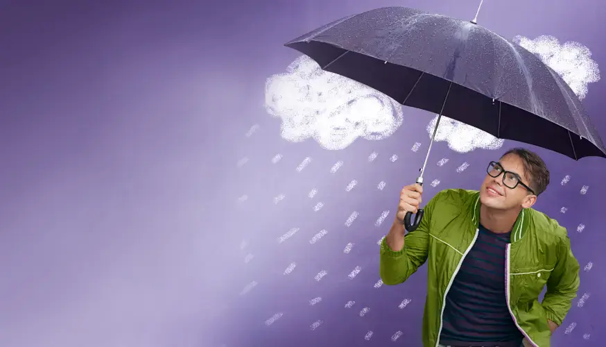 Ein Mann mit Brille und grüner Jacke hält einen Regenschirm und steht vor einem lila Hintergrund mit weiß gezeichneten Wolken und Regentropfen.