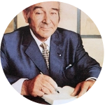 Ein Mann schreibt auf ein Buch.