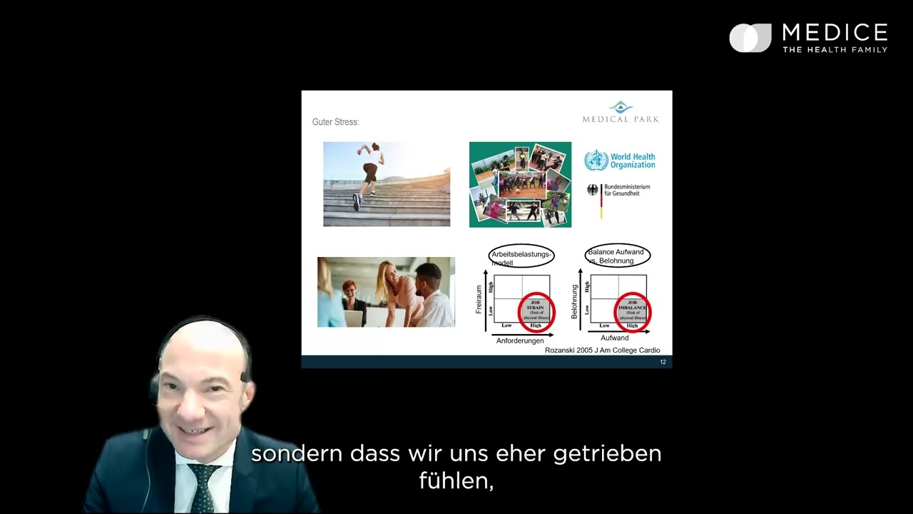 Ein Mann im Anzug spricht während einer Online-Präsentation. Hinter ihm ist eine Folie mit Bildern von Outdoor-Aktivitäten, einer Gruppe, Diagrammen und Logos für Medical Park und die Weltgesundheitsorganisation zu sehen. Am unteren Rand erscheinen deutsche Untertitel.